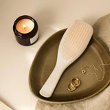 La brosse Tangle Teezer Ultimate Detangler Porcelain Cream démêle cheveux mouillés ou secs en douceur grâce à ses dents flexibles brevetées