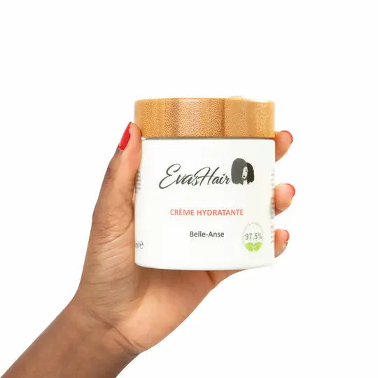La crème capillaire Belle-Anse d'Evashair est très hydratante. Sans rinçage, elle restaure l’hydratation de la fibre capillaire et apporte souplesse et éclat aux cheveux les plus secs. 