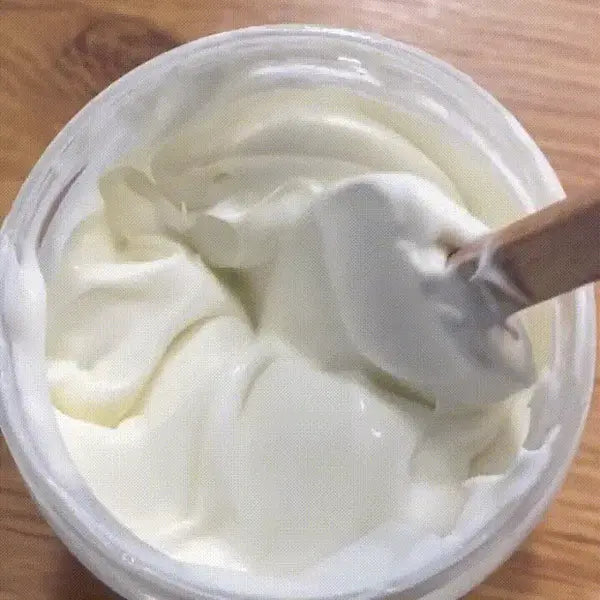 CRÈME MILK CREAM - WAT Une formule onctueuse pour une hydratation intense et des cheveux doux et soyeux.