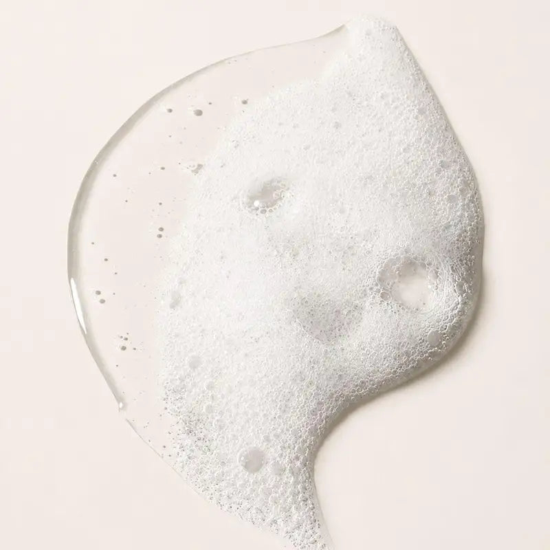 Texture légère du Gel-Mousse Résolution n°7 Madame La Présidente associant la légèreté d'une mousse à la tenue d'un gel coiffant