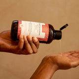 Appliquez à la main ou avec un gant de toilette, l'huile de douche Comptoir des Huiles lavent la peau même sensible avec douceur.