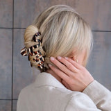 Grande pince invisibobble Cheveux longs épais attachés. Sa couleur Cacao cream s'adapte à tous les styles vestimentaires