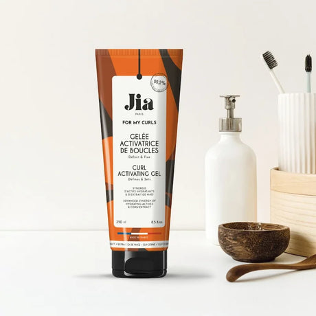 Fixer et définir les boucles avec la Gelée Activatrice Jia Paris pour cheveux bouclés, frisés, crépus, afros