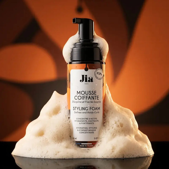Mousse coiffante Jia Paris définit, fortifie et hydrate les boucles pour un résultat brillant et naturel 