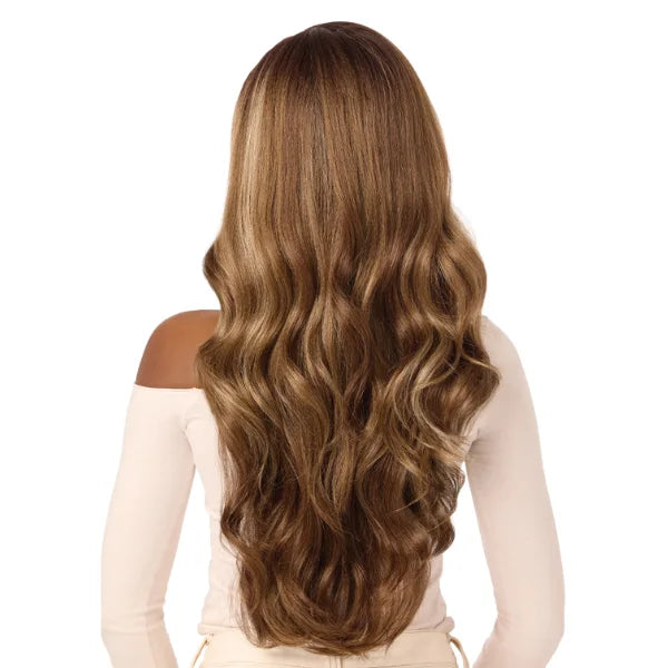 Longue perruque blond caramel lace front de chez Outré.