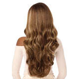 Longue perruque blond caramel lace front de chez Outré.