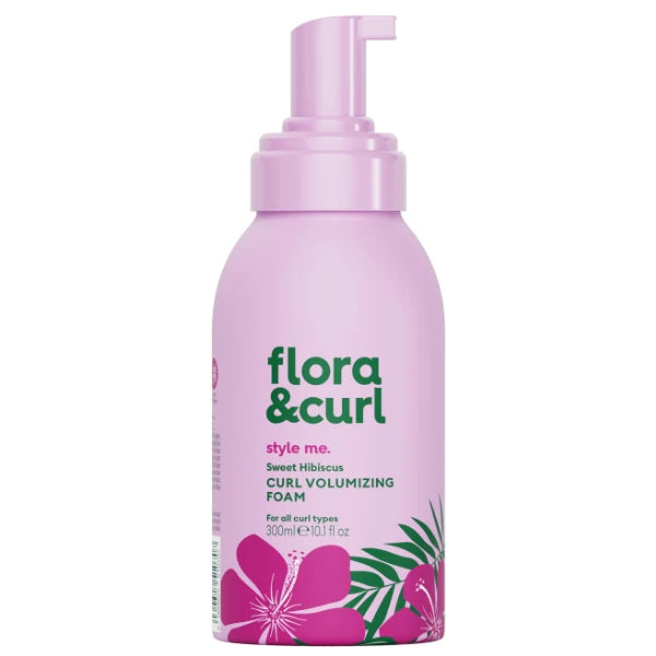 Mousse coiffante cheveux bouclés Sweet Hibiscus Flora & Curl. Apporte volume et définition aux boucles.