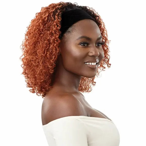 Perruque Bandeau Bouclée Neyla de profil en teinte Sienna Copper headbandwig, Outré Hair