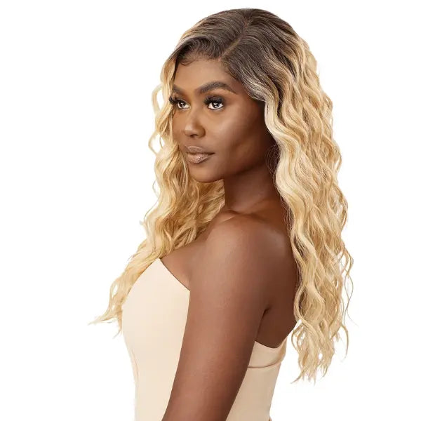 Perruque HD Lace Wavy Blonde Outre Chloris Melted Hairline