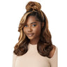 Perruque lace HD wavy mi longue couleur caramel Outre Shelby