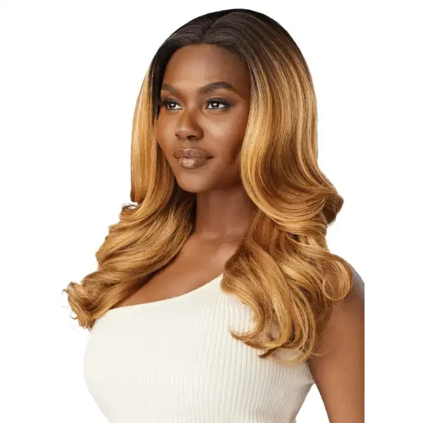 Perruque en cheveux synthétiques Lace HD wavy et longue blonde Outré Arden