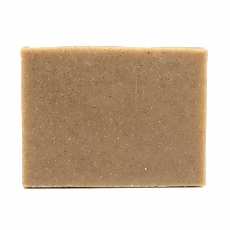 Zoom sur la texture du savon Patchouli AUM 180g, un savon saponifié à froid surgras avec des ingrédients naturels