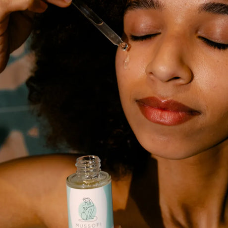 Sérum anti taches non gras à la texture gélifiée pour faciliter l'application sur le visage, cou ou cernes