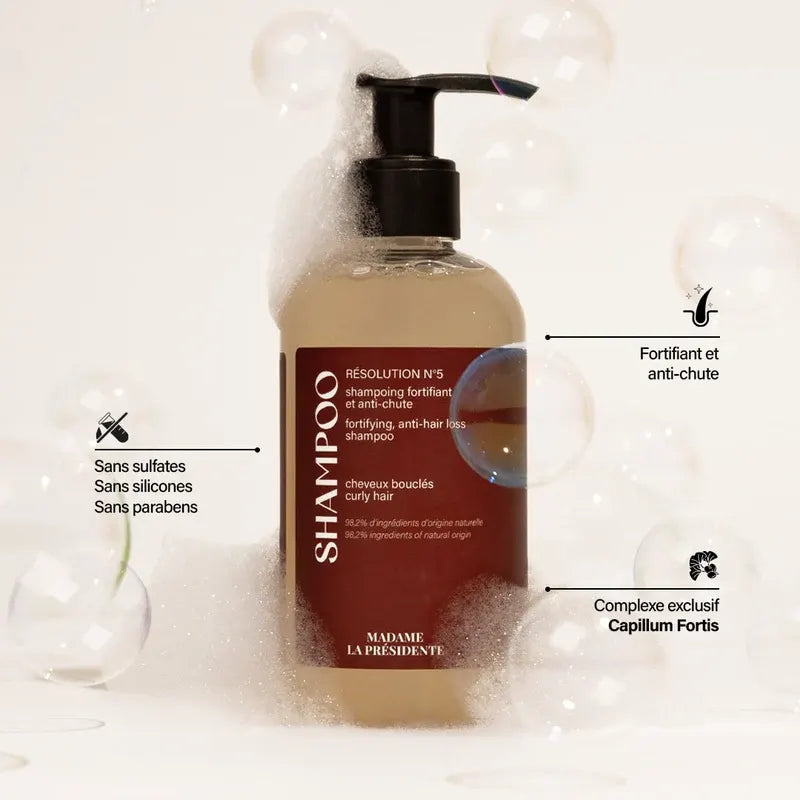 Shampoing Anti-chute Madame La Presidente formulé pour les besoins des cheveux bouclés. A base de cannelle, gingko biloba et kigelia pour favoriser l’ancrage du bulbe capillaire. 