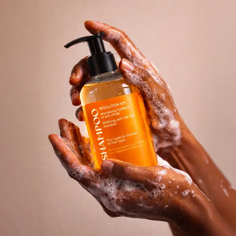 Shampoing Anti-chute Madame La Presidente formulé pour les besoins des cheveux bouclés. A base de cannelle, gingko biloba et kigelia pour favoriser l’ancrage du bulbe capillaire. 