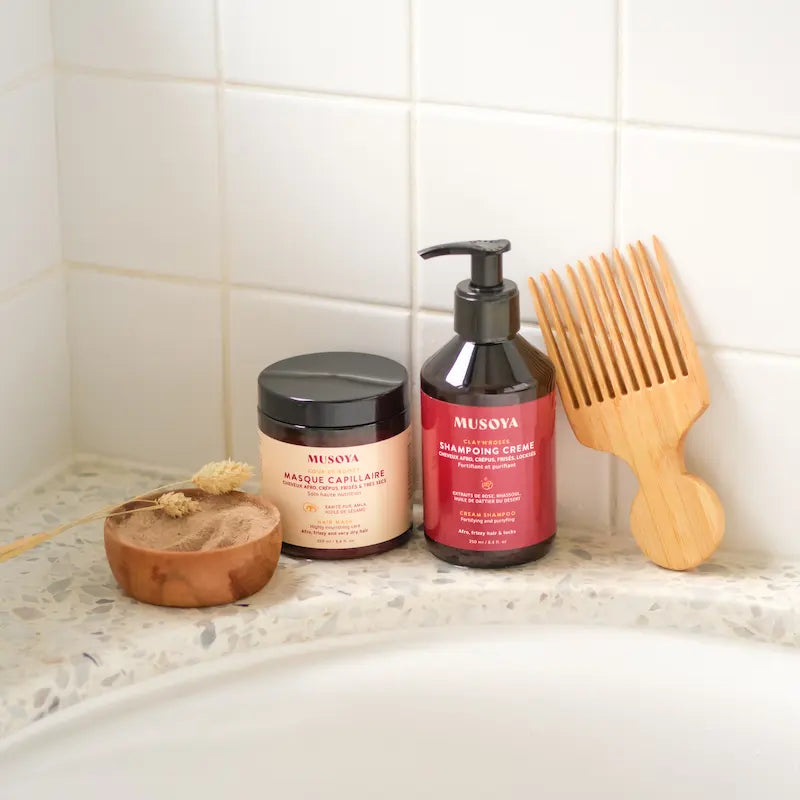 Shampoing clarifiant Musoya pour cheveux crépus, purifie le cuir chevelu sans agresser la fibre capillaire.