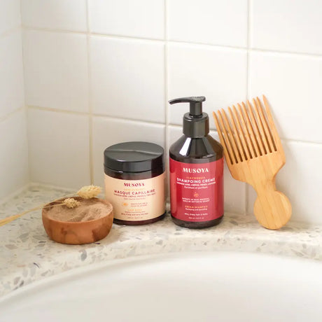 Shampoing clarifiant Musoya pour cheveux crépus, purifie le cuir chevelu sans agresser la fibre capillaire.