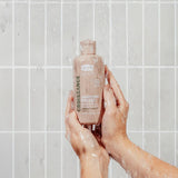 Ce shampoing Pouses  WAAM renforce les cheveux fragilisés par les colorations, défrisages et lissages répétés.