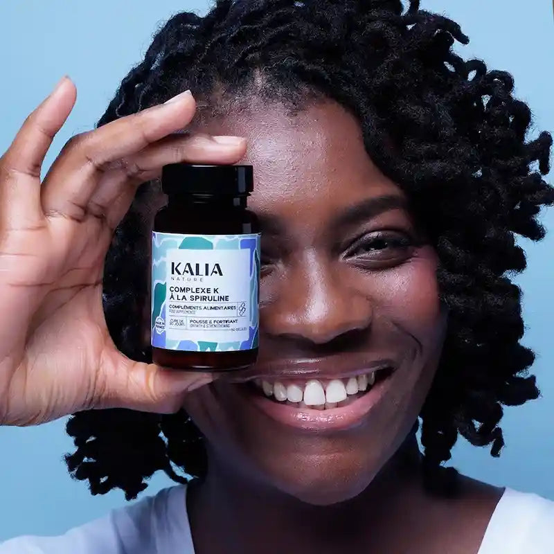 La Spiruline en complément alimentaire renforce les cheveux abimés et fragilisés par des défrisages, colorations. 