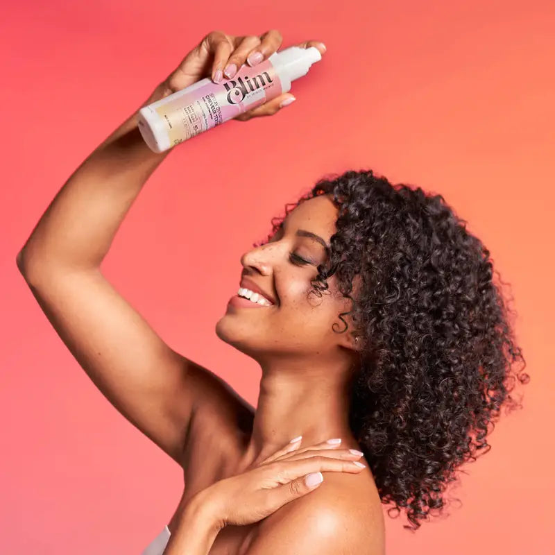 Redessine les boucles en quelques coups de spray sur la chevelure Mulato BLIM