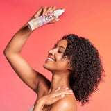 Redessine les boucles en quelques coups de spray sur la chevelure Mulato BLIM