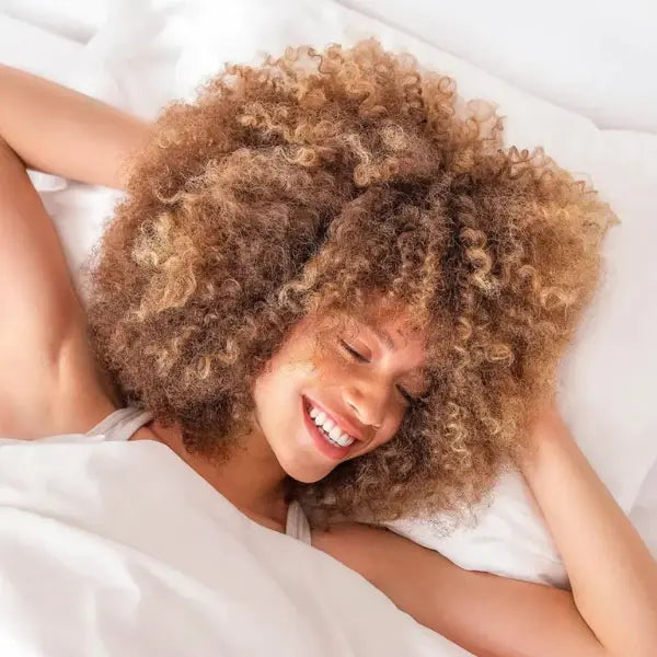taie d'oreiller en soie de murier naturelle et hypoallergénique pour protéger vos cheveux, votre peau durant la nuit. LABEL OEKO-TEX®