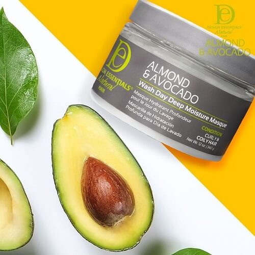 Wash Day Deep Moisture Masque. Ce soin hydrate en profondeur grâce à ses propriétés nourrissantes. Les huiles d’amande et d’avocat renforcent et adoucissent la fibre capillaire.