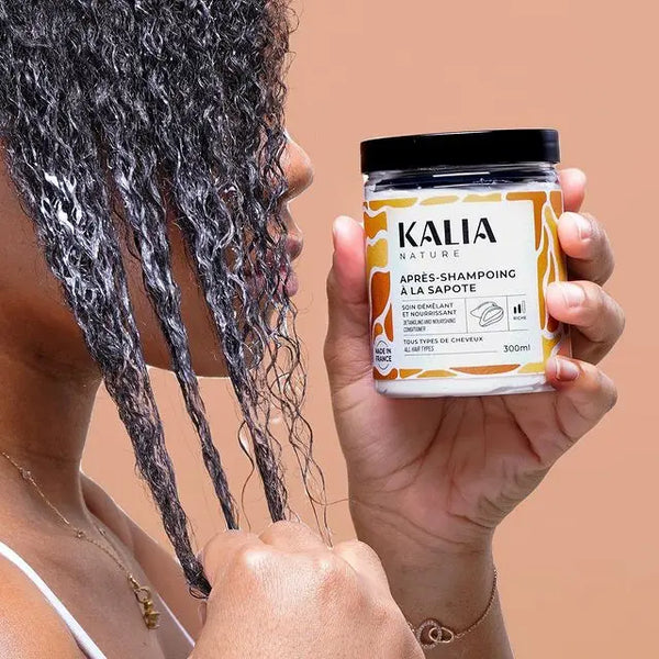 Après-shampoing à la Sapote Kalia Nature, la texture légère et onctueuse et ses douces notes d’amande démêle sans alourdir, nourrit et renforce la fibre capillaire grâce à l’huile de sapote. Idéal pour sublimer les cheveux abîmés et cassants.