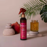 Curl Refreshing Spray cheveux pour rafraîchir, redéfinir les boucles ou les réhydrater. Laisse une odeur fruitée très agréable et donne de l'éclat à vos cheveux. 