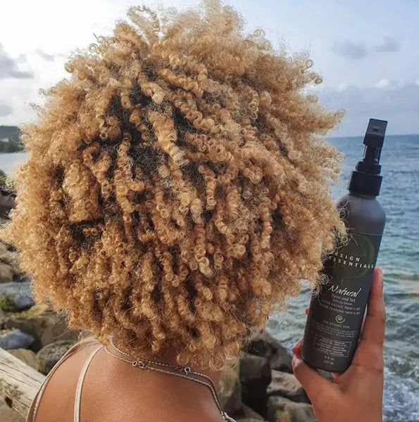 La lotion coiffante fixante Twist & Set Setting Lotion de Design Essentials permet de démêler, hydrater et donner de l'éclat aux cheveux tout en créant des boucles très naturelles.