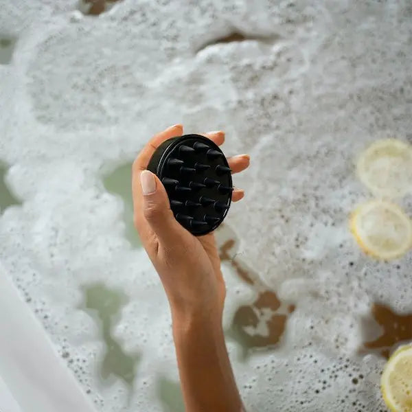 Parfaite pour stimuler exfolier le cuir chevelu lors du shampooing, la brosse de massage stimulante Jia Paris décuple les effets de votre soin lavant.