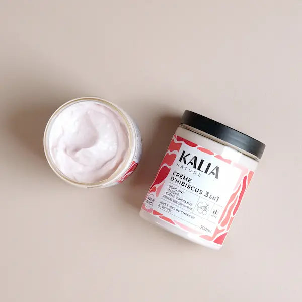 la crème d'hibiscus Kalia Nature est un soin multi-fonctions 3 en 1. La texture gourmande façon guimauve rose s'utilise en masque, après-shampooing et coiffant sans rinçage. Senteur légère et florale qui parfume les cheveux tout au long de la journée.