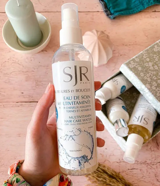 L'eau de soin capillaire SJR Paris est composée d'une eau osmosée ultra pure sans polluant. Enrichie en vitamines (B5, B3) elle contient des oligo-éléments et de la glycérine végétale.
