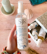 L'eau de soin capillaire SJR Paris est composée d'une eau osmosée ultra pure sans polluant. Enrichie en vitamines (B5, B3) elle contient des oligo-éléments et de la glycérine végétale.
