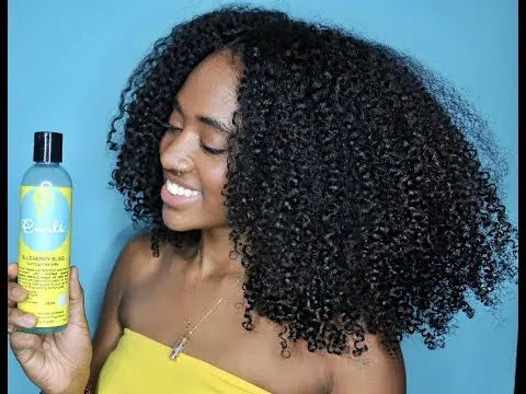 La gelée coiffante Blueberry Bliss Curl Control Jelly offre une définition ultime des boucles, avec du volume et un contrôle des frisottis. 
