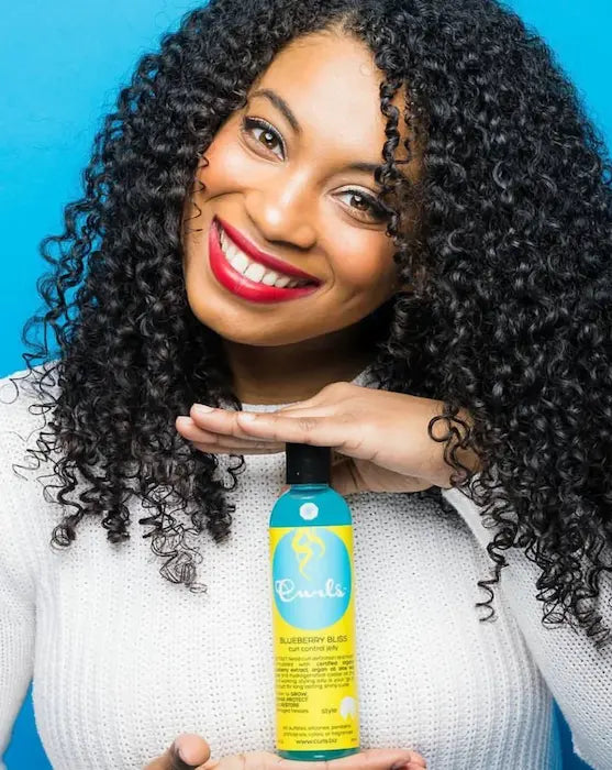 Utilisez la gelée coiffante Curl Control Jelly pour les coiffures wash and go, les twist out, les tresses ou pour vos bigoudis et flexirods.