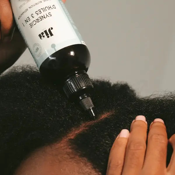 La Synergie d’huiles 3 en 1 Jia Paris est particulièrement efficace sur les cheveux texturés, crépus, frisés ou bouclés. Elle stimule la croissance et la régénération capillaire.
