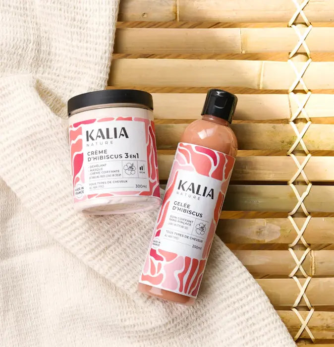 La Crème d'hibiscus 3 en 1 Kalia Nature fait bon ménage avec la Gelée à l'Hibiscus pour sceller l'hydratation et définir les boucles.