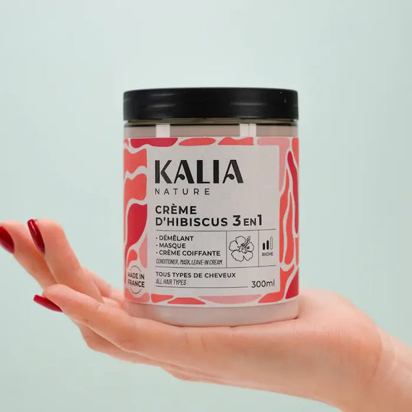 la crème d'hibiscus Kalia Nature nourrit, adoucit et fait briller les cheveux. Ce soin 3 en 1 à la texture ultra-onctueuse est composé d'huiles naturelles pour faciliter le démêlage, revitaliser les longueurs et protèger les pointes.