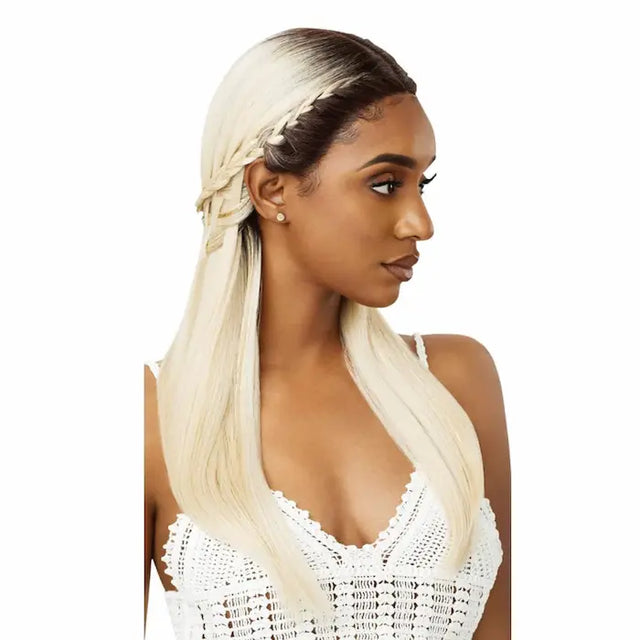Lace front wig ombré blonde nattée à l'arrière - Modèle Outré Mystique en couleur DR4/613. Synthétique Hightex.