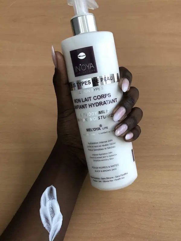Le Lait Corps « Unifiant Hydratant » MEL’OYA® Lite estompe les taches pigmentaires. Il pénétre rapidement sans laisser de film gras, laisse la peau douce, lumineuse et soyeuse avec un délicat parfum poudré.