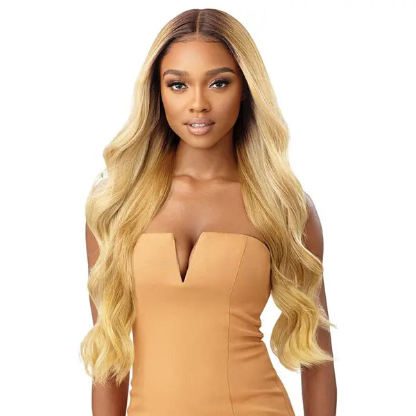 Longue Perruque Lace Front ondulée avec tulle HD Transparente. Confectionnée avec ches cheveux synthétiques, cette perruque résiste à la chaleur. Modèle présenté en blond DR4/BL Golden Honey.