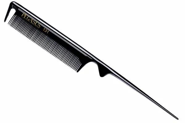 Flexible et résistant, le peigne à queue 131 PEGASUS est doté d’une dent de séparation pour créer facilement des séparations dans la chevelure.