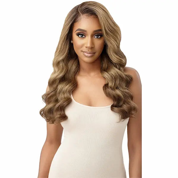 Perruque Blonde Lace Front 13x4 Body Wave Longue confectionné avec une tulle HD Transparente invisible. Perruque Klair Outré Hair