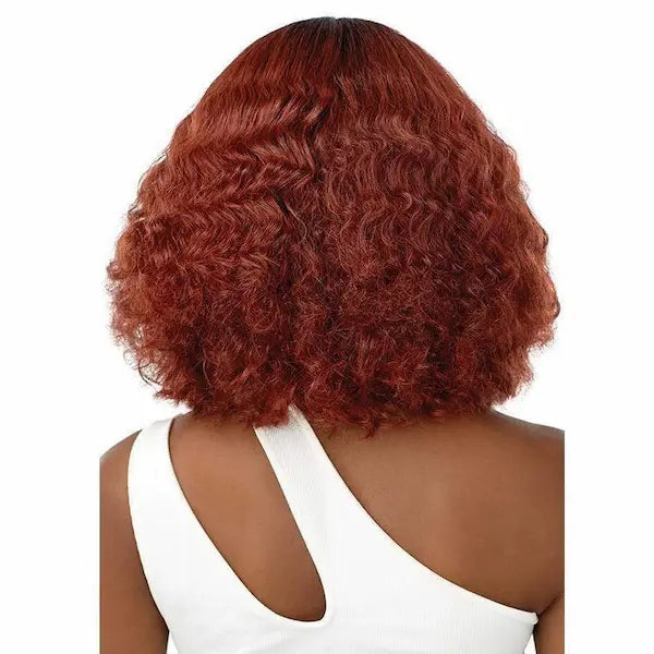 Perruque bob bouclée rousse - Lace Front Wig synthétique Soleil Outré en teinte DRFF2 Cinnamon Spice vue de dos.