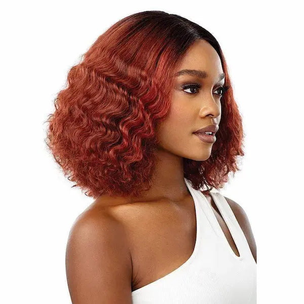 Perruque bob bouclée rousse - Lace Front Wig synthétique Soleil Outré en teinte DRFF2 Cinnamon Spice vue de profil.