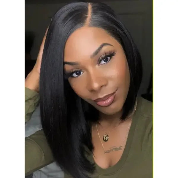 Perruque asymétrique Lace Front HD Transparent Bob Lisse couleur noir. Zandra Melted Hairline Outré Hair.