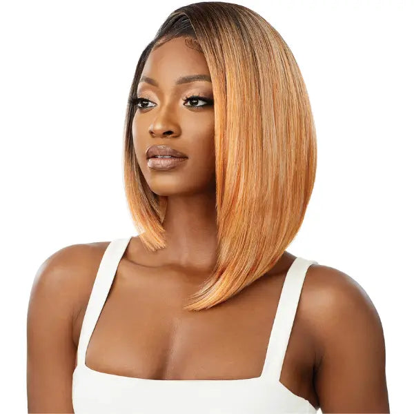 Perruque Lace Front HD Transparent Blonde  coupe bob plongeant lisse Zandra Melted Hairline Outré. couleur DRFF Golden Coral