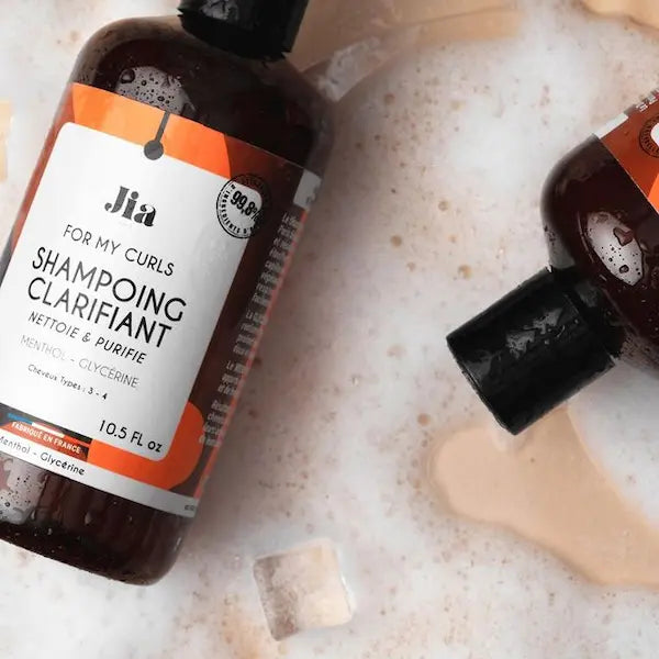 Le shampoing clarifiant Jia Paris désobstrue votre fibre capillaire et rafraîchit votre cuir chevelu grâce à son effet froid apporté par l'huile essentielle menthe poivrée.