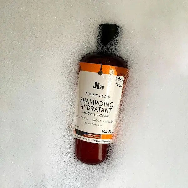 Composé à 97 % d'ingrédients naturels, le shampoing hydratant Jia Paris nettoie en profondeurs vos boucles pour leur apporter brillance et légèreté. 